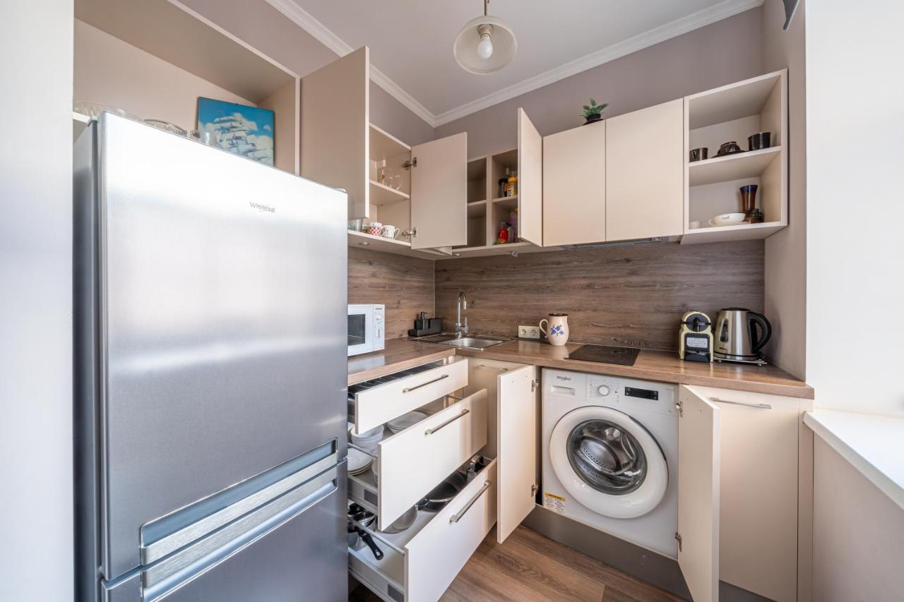Stylish Latvian Classic 1-Bedroom Apartment Near City Center, Parks & Public Transport Links Рига Экстерьер фото
