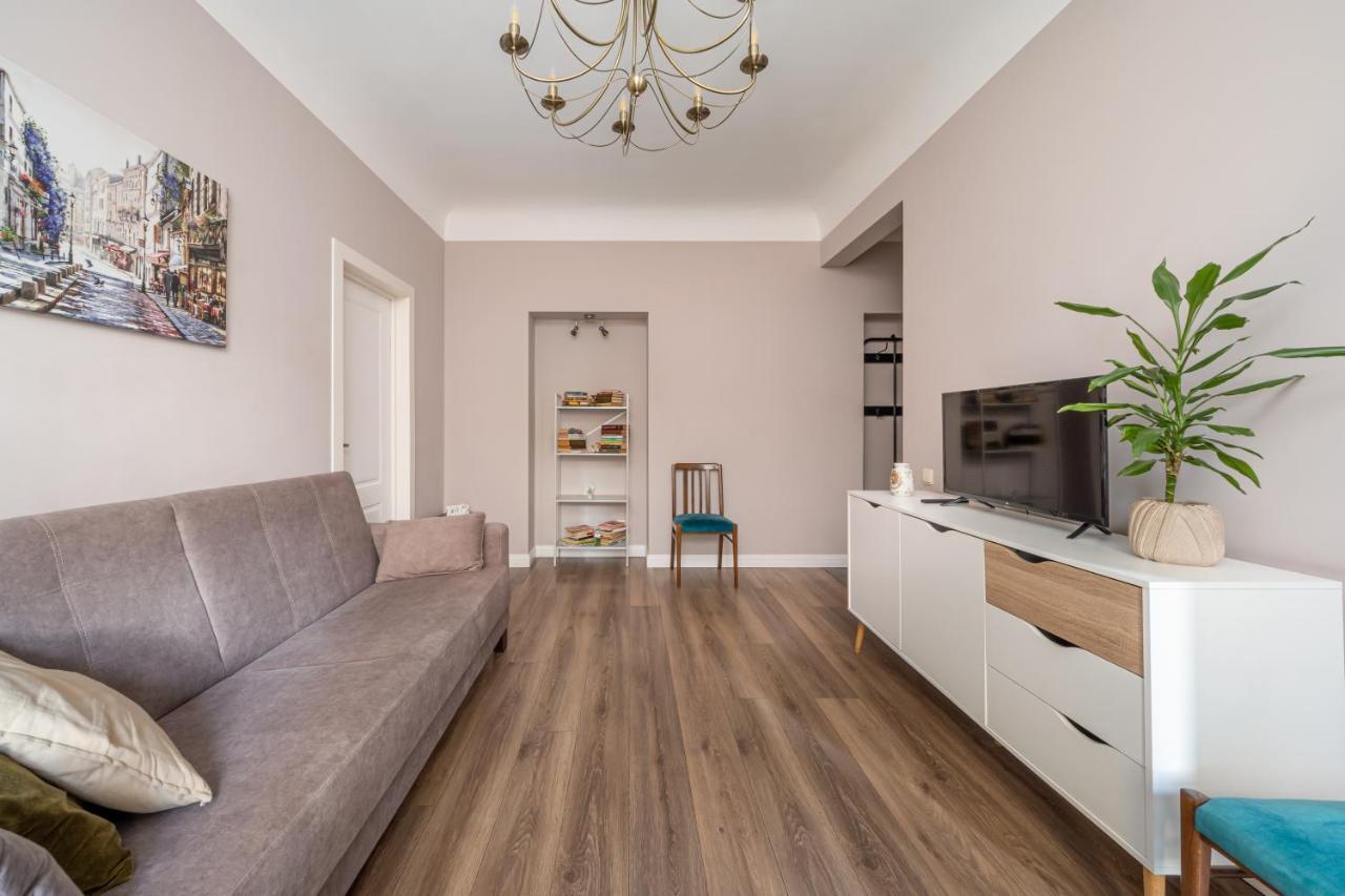 Stylish Latvian Classic 1-Bedroom Apartment Near City Center, Parks & Public Transport Links Рига Экстерьер фото