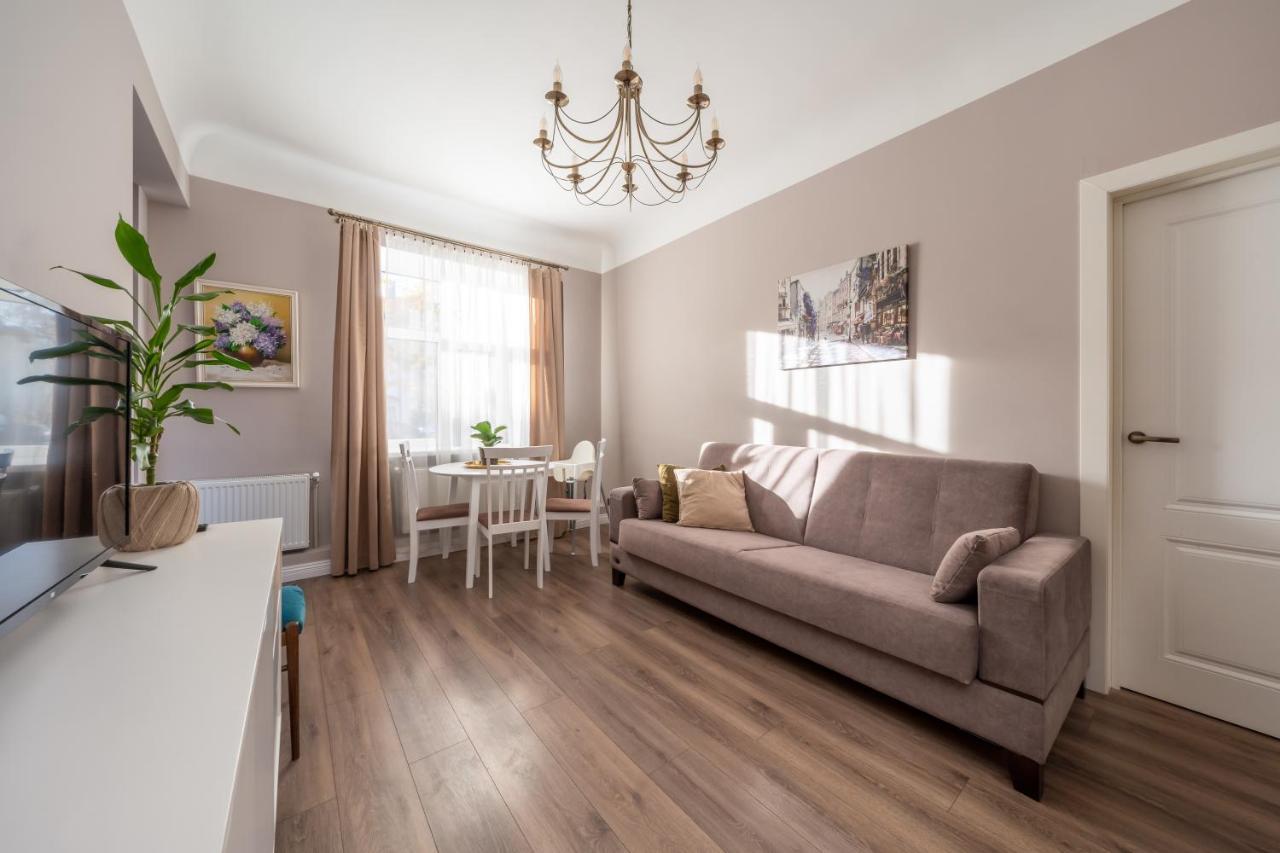 Stylish Latvian Classic 1-Bedroom Apartment Near City Center, Parks & Public Transport Links Рига Экстерьер фото