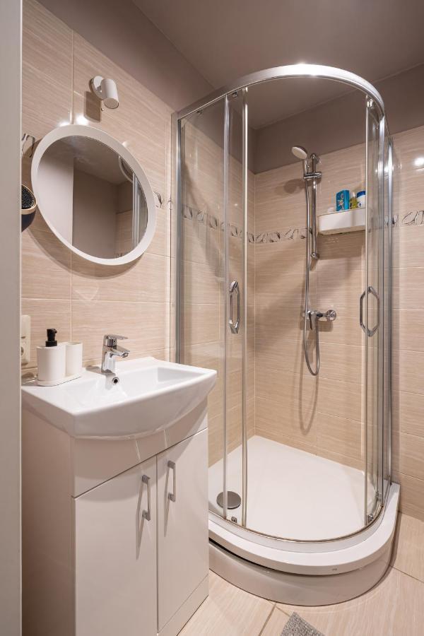 Stylish Latvian Classic 1-Bedroom Apartment Near City Center, Parks & Public Transport Links Рига Экстерьер фото