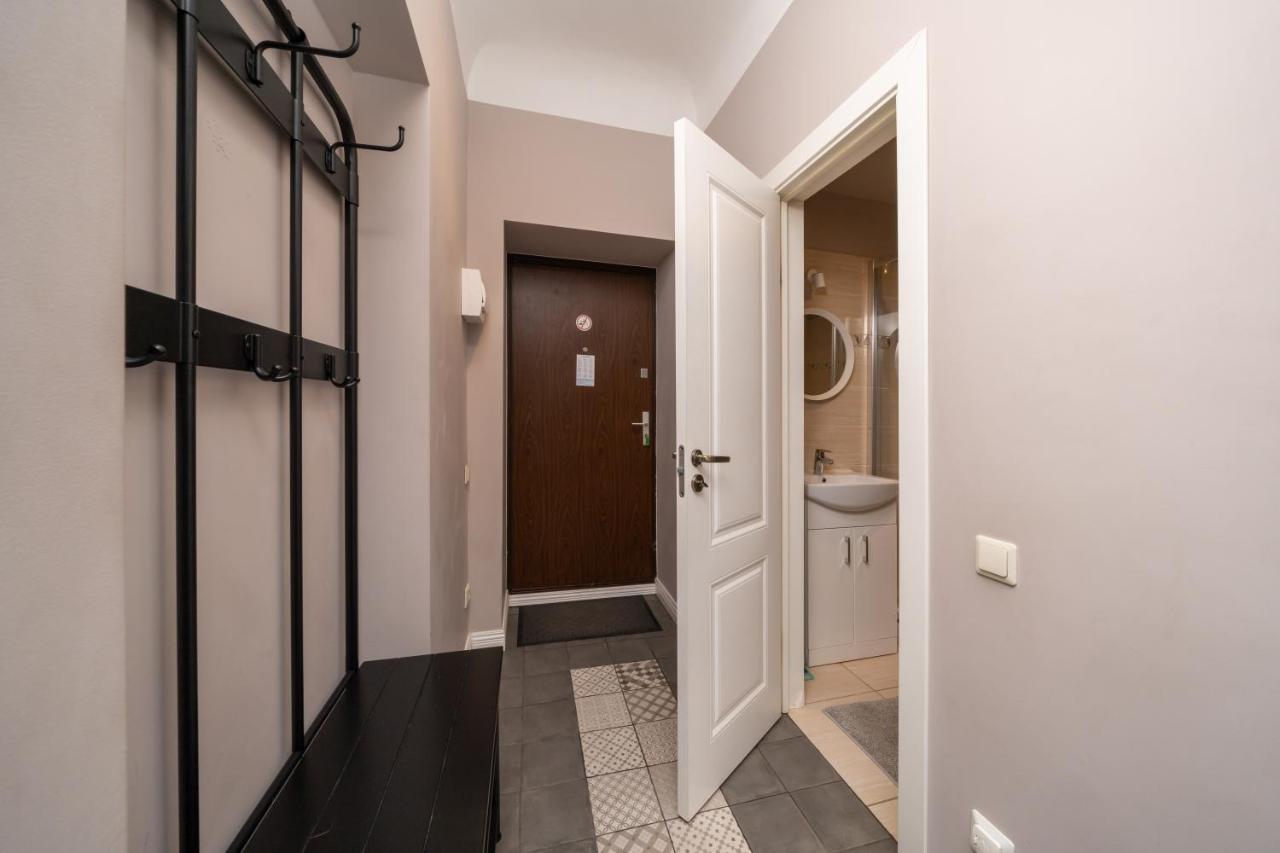 Stylish Latvian Classic 1-Bedroom Apartment Near City Center, Parks & Public Transport Links Рига Экстерьер фото