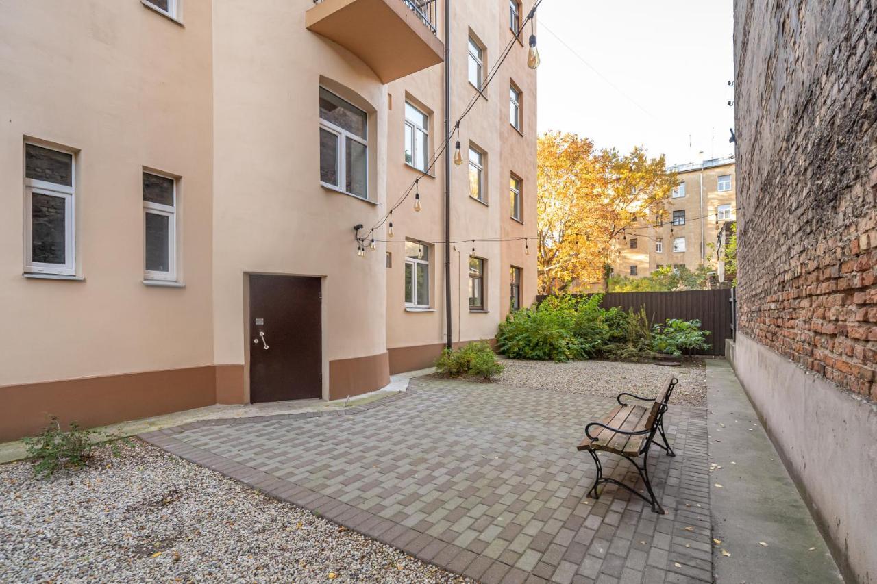 Stylish Latvian Classic 1-Bedroom Apartment Near City Center, Parks & Public Transport Links Рига Экстерьер фото