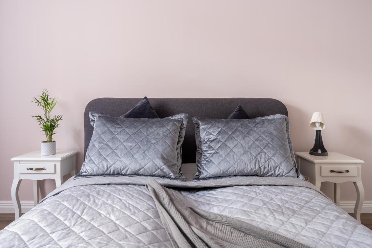Stylish Latvian Classic 1-Bedroom Apartment Near City Center, Parks & Public Transport Links Рига Экстерьер фото