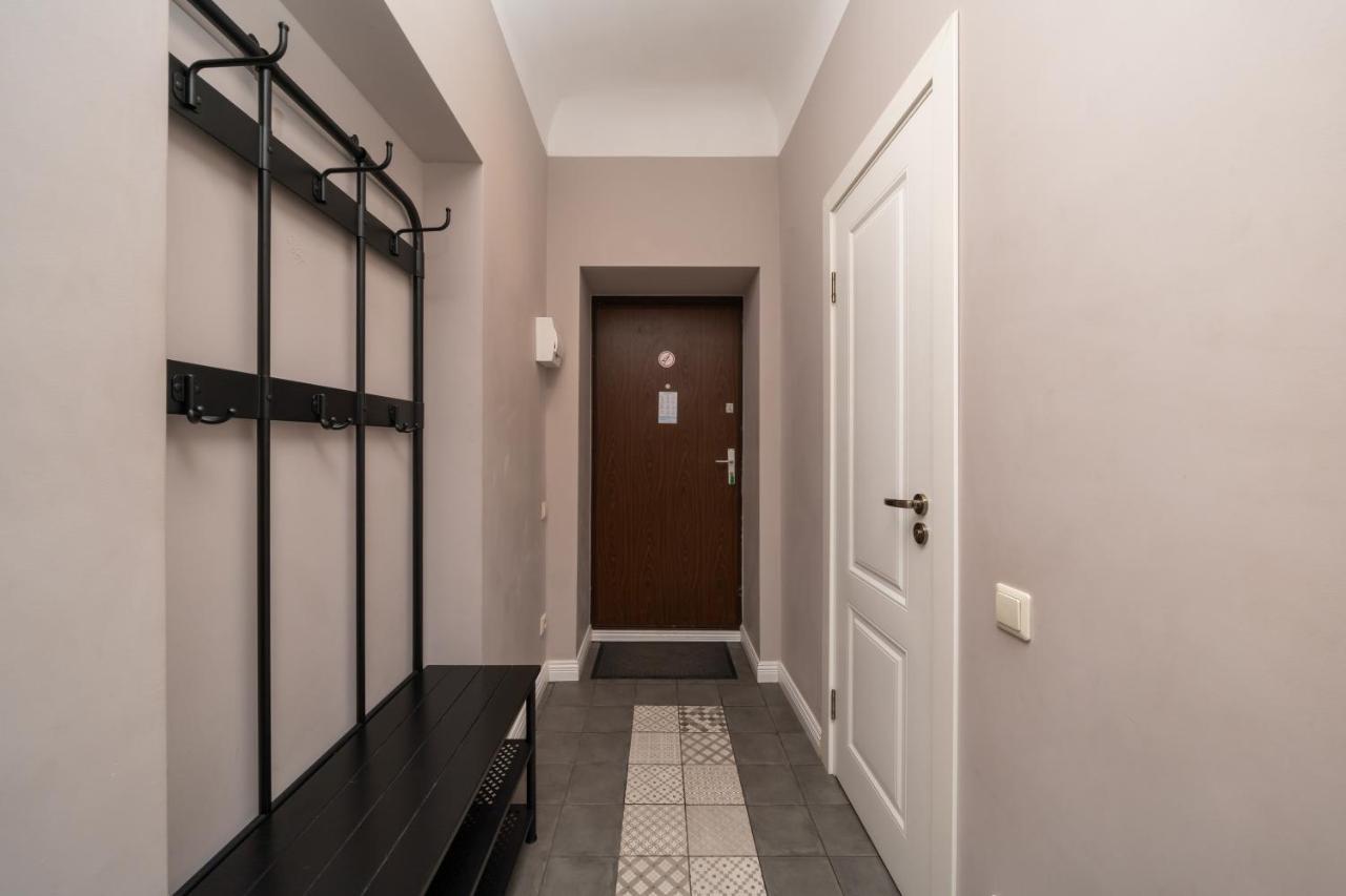 Stylish Latvian Classic 1-Bedroom Apartment Near City Center, Parks & Public Transport Links Рига Экстерьер фото